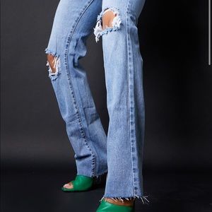 PRETTY LITTLE THING STRAIGHT LEG JEANS